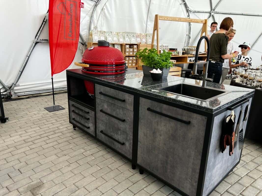Outdoor kitchen