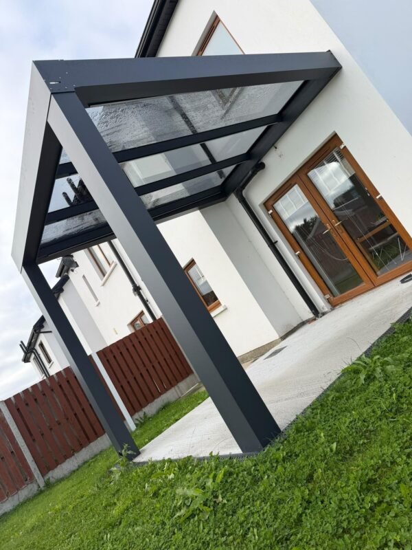 Anthracite aluminium cube veranda with a glass roof
