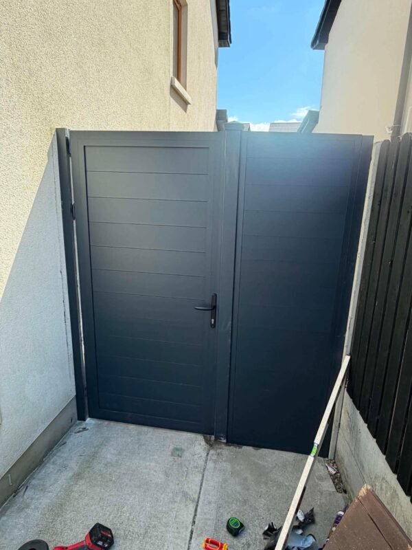 Anthracite aluminium side gate with a matching fixed panel